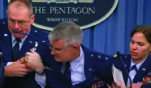 Generálmajor ozbrojených sil USA James Martin krátko po tom ako omdlel počas svojho prejavu