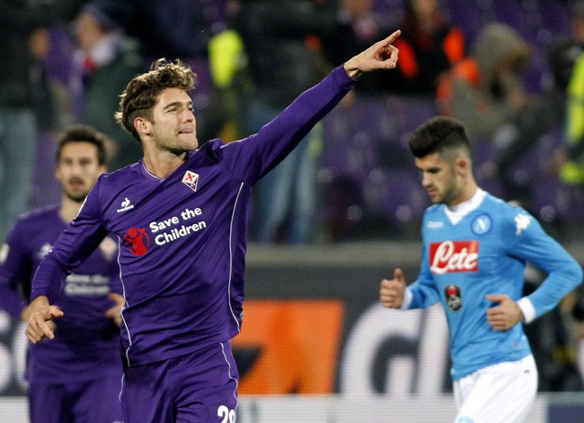 Na snímke hráč Fiorentiny Marcos Alonso Mendoza oslavuje gól v zápase talianskej futbalovej Serie A AC Fiorentina - SSC Neapol