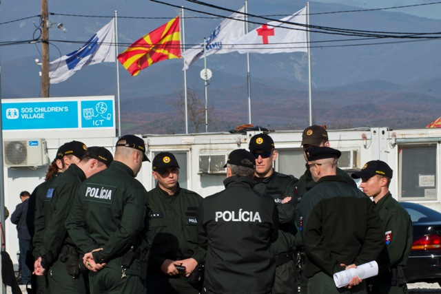 Predseda vlády SR Robert Fico a minister vnútra Robert Kaliňák v stredu 2. marca 2016 navštívili macedónsko–grécke hranice. Stretli sa so slovenskými policajtmi, ktorí v tejto oblasti pôsobia. Na snímke slovenskí policajti v tranzitnom tábore