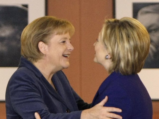 Na snímke nemecká kancelárka Angela Merkelová (vľavo) a Hillary Clintonová