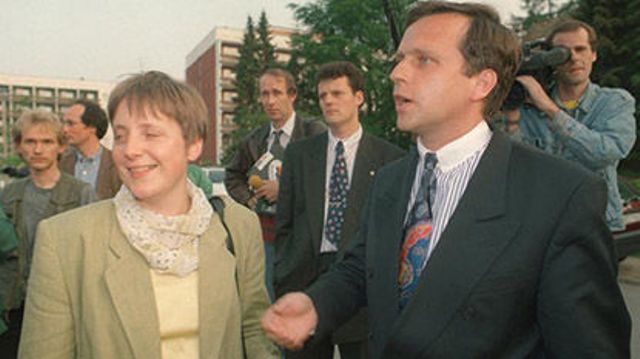 Na snímke vľavo Angela Merkelová