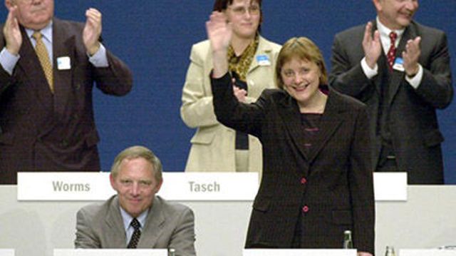 Na snímke vpravo Angela Merkelová