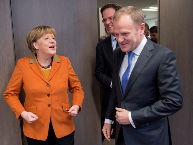 Nemecká kancelárka Angela Merkelová a predseda Európskej rady Donald Tusk počas stretnutia v rámci mimoriadneho summitu EÚ a Turecka o riešení utečeneckej krízy 7. marca 2016 v Bruseli