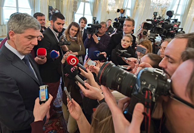 Na snímke líder strany Most-Híd Béla Bugár počas brífingu s novinármi po stretnutí s prezidentom SR Andrejom Kiskom
