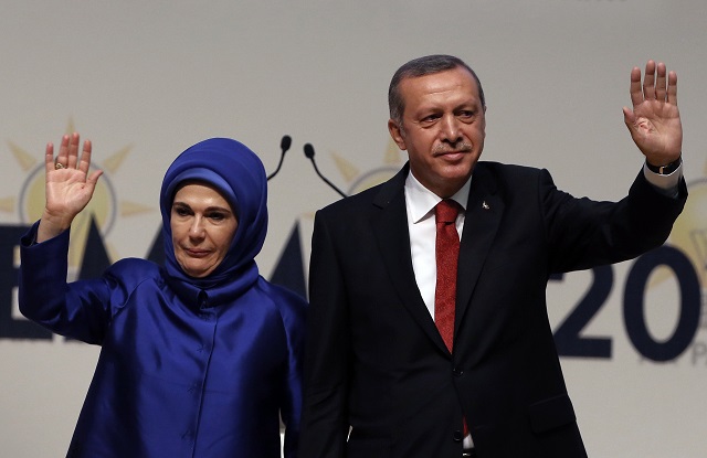 Na archívnej snímke Turecký prezident  Recep Tayyip Erdogan a jeho manželka Emine