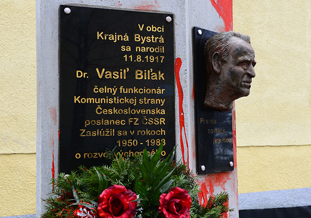Pomník s bustou Vasiľa Biľaka pred obecným úradom v Krajnej Bystrej