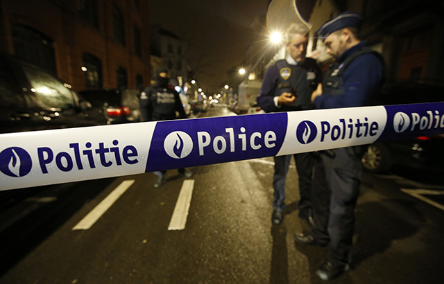 belgickí policajti hliadkovanie štvrť Schaerbeek v Bruseli