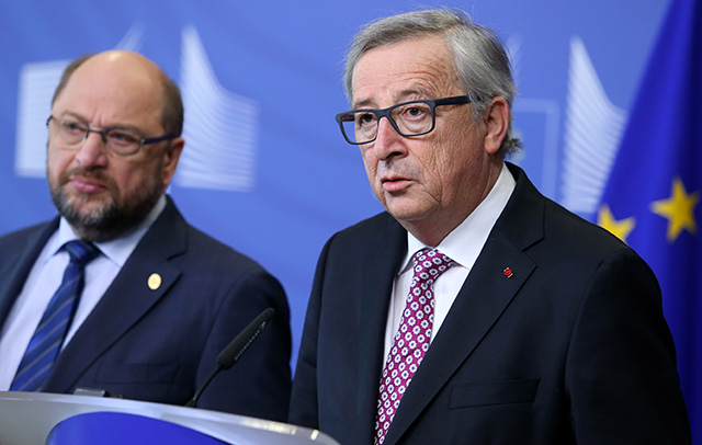 Na snímke vpravo predseda Európskej komisie Jean-Claude Juncker a vľavo predseda Európskeho parlamentu Martin Schulz