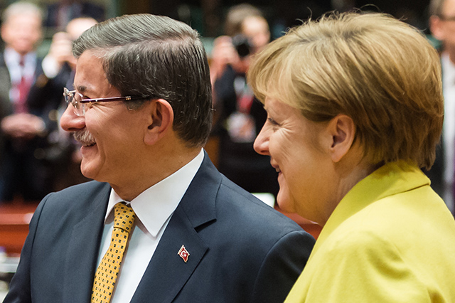Turecký premiér  Ahmet Davutoglu (vľavo) a nemecká kancelárka Angela Merkelová