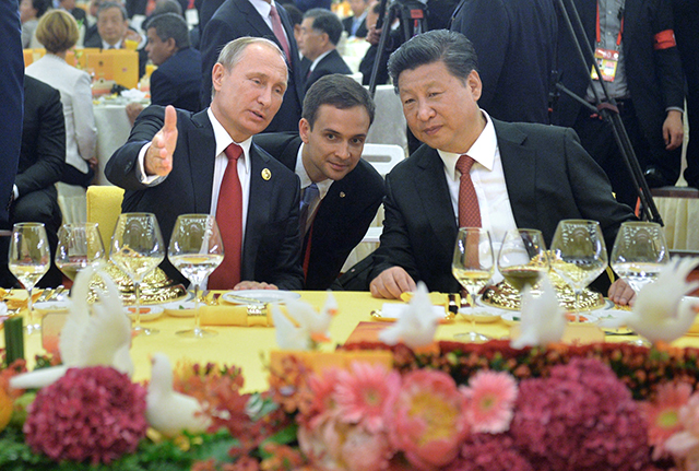 Ruský prezident  Vladimir Putin (vľavo) a jeho čínsky partner Si Ťin-pching
