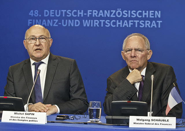 Francúzsky minister financií Michel Sapin (vľavo) a nemecký minister financií Wolfgang Schäuble 