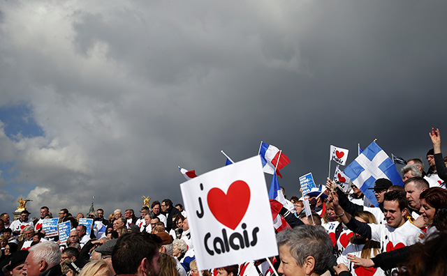 protest obyvateľov Calais pred ministerstvom hospodárstva v Paríž