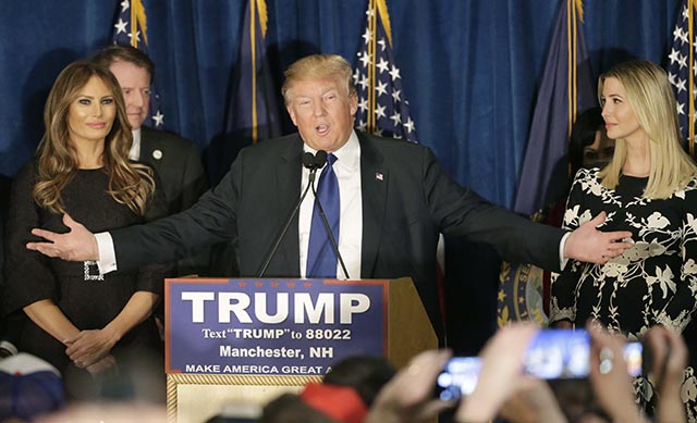 Republikánsky prezidentský kandidát a realitný magnát Donald Trump reční  9. februára 2016 v americkom Manchestri. Vľavo jeho manželka Melania Trumpová a vpravo jeho dcéra Ivanka Trumpová.