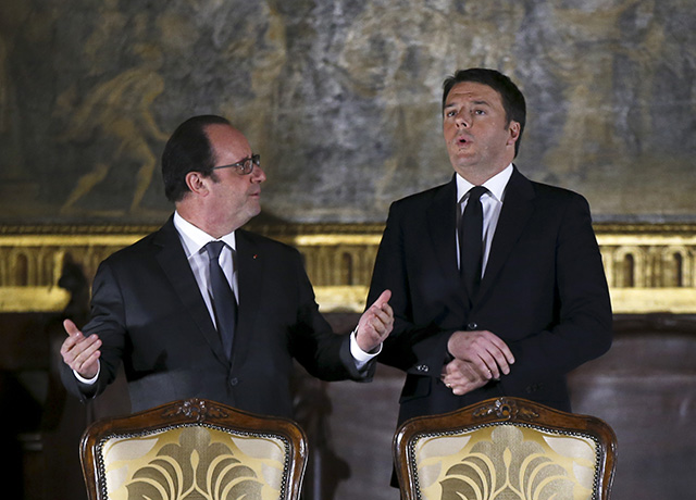 Taliansky premiér  Matteo Renzi (vpravo) a francúzsky prezident Francois Hollande