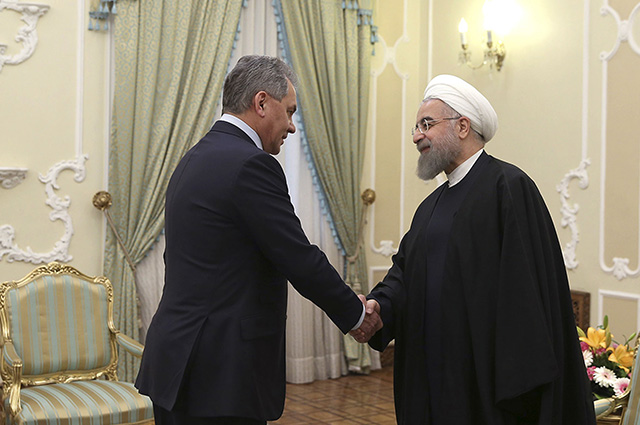 Ruský minister obrany Sergej Šojgu (vľavo) a iránsky prezident Hasan Rúhání