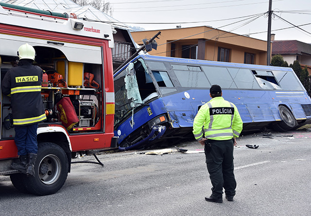 nehoda autobusu a nákladného motorového vozidla