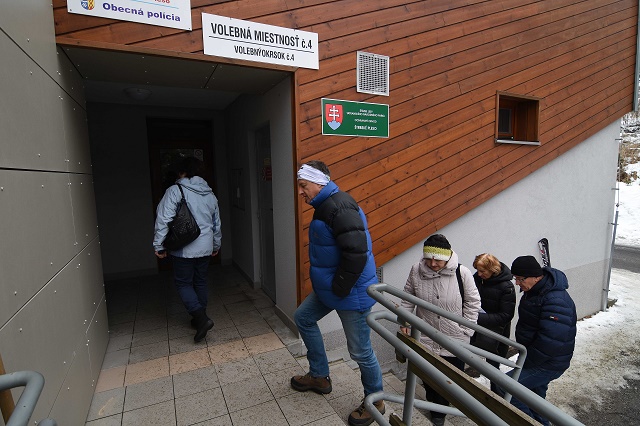 Na snímke voliči prichádzajú do najvyššie položenej volebnej miestnosti na Slovensku na Štrbskom Plese vo Vysokých Tatrách vo voľbách do Národnej rady SR v sobotu 5. marca 2016