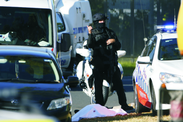 Snímka z miesta činu po streľbe v priemyselnej zóne Ingleburn na juhozápadnom okraji austrálskeho mesta Sydney pri ktorej jeden muž zahynul a ďalší dvaja utrpeli zranenia  