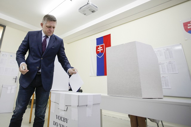 Na snímke premiér Robert Fico vhladzuje obálku do volebnej urny vo voľbách do Národnej rady SR vo volebnej miestnosti na Majerníkovej ulici v Bratislave, 5. marca 2016. 