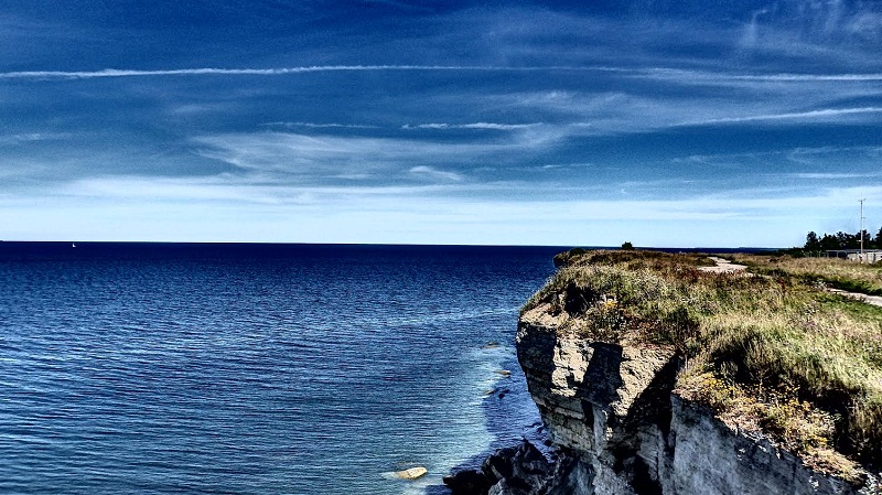 Okrem zhnitých rias Estónsko ponúka na západnom pobreží aj majestátne skalné útesy