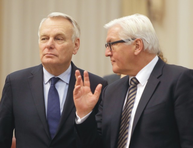 Na snímke vľavo Jean-Marc Ayrault a jeho kolega  Frank-Walter Steinmeier 