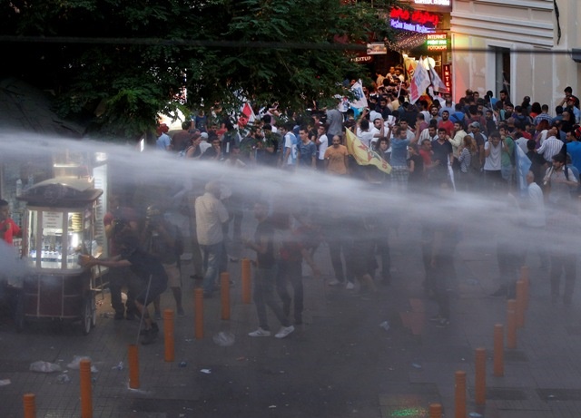 Turecká polícia znova zasahovala proti demonštrantom slzotvorným plynom a vodnými delami