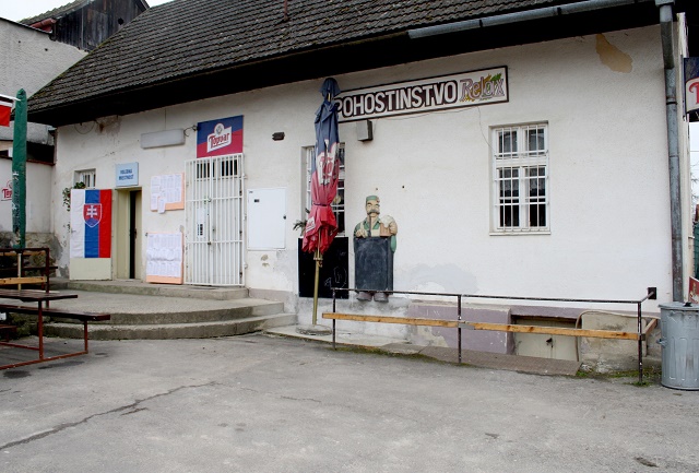 Na snímke pohľad na volebnú miestnosť (vľavo), ktorá je súčasťou pohostinstva v Solke, mestskej časti Nitrianske Pravno vo voľbách do Národnej rady SR, 5. marca 2016