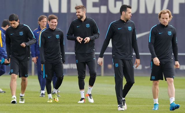 Na snímke zľava hráči FC Barcelona Luis Suarez, Lionel Messi, Gerard Pique,  Sergio Busquet a Ivan Rakitič počas tréningu v športovom centre FC Barcelona v San Joan Despi