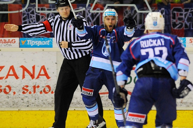 Na snímke vľavo Tibor Kutálek a Henrich Ručkay (obaja Nitra) oslavujú gól v šiestom zápase semifinále hokejovej play off Tipsport Ligy medzi HKM Zvolen - HC Nitra 