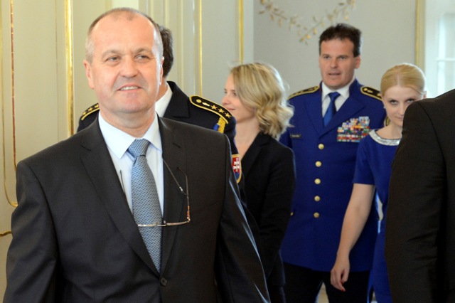 Na snímke vľavo minister obrany SR Peter Gajdoš 