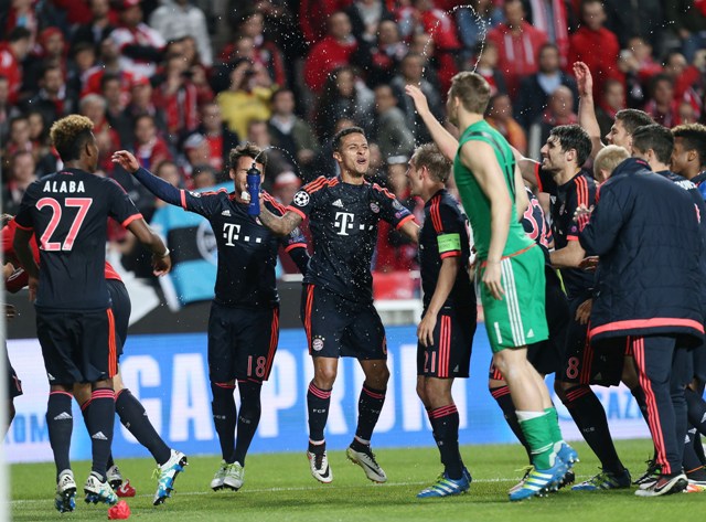 Hráči Bayernu Mníchov sa tešia po postupe do semifinále po odvete štvrťfinále Ligy majstrov vo futbale Benfica Lisabon - Bayern Mníchov