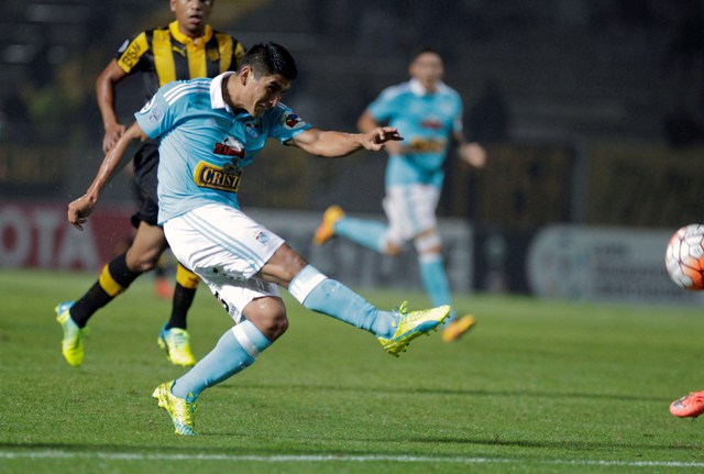 Na snímke hráč peruánskeho Sportingu Cristal Irven Avila dáva gól v zápase 4. skupiny futbalového Pohára osloboditeľov Club Atletico Peňarol - Sporting Cristal (4:3)