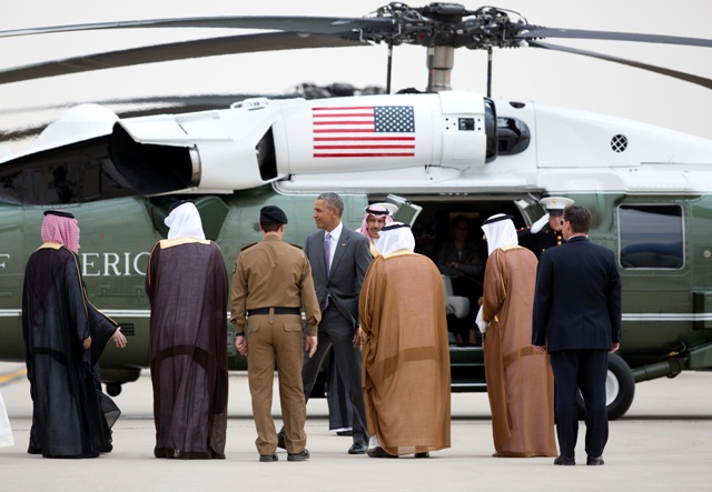 Americký prezident Barack Obama (v strede) počas privítania po jeho prílete na medzinárodné letisko kráľa Chálida v Rijáde 20. apríla 2016