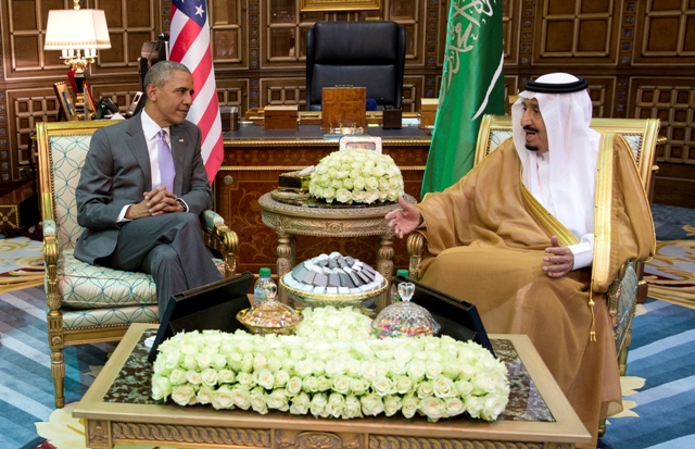 Americký prezident Barack Obama (vľavo) sa rozpráva so saudskoarabským kráľom Salmánom počas ich stretnutia v paláci Erga v Rijáde 20. apríla 2016