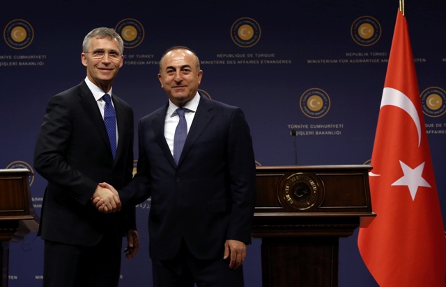 Na snímke vľavo generálny tajomník NATO Jens Stoltenberg a vpravo turecký minister zahraničných vecí Mevlüt Cavusoglu 