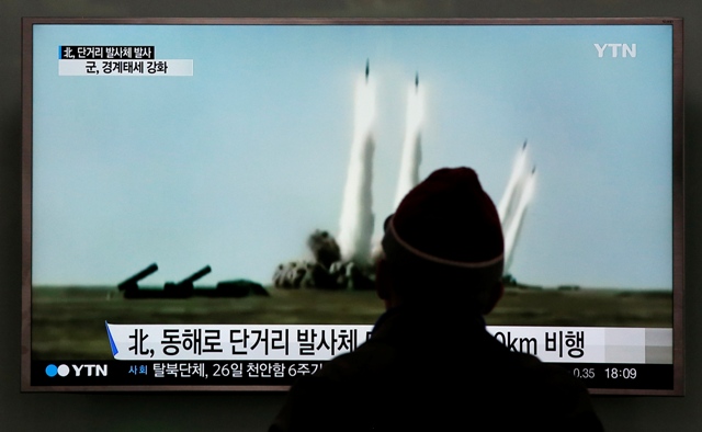 Muž sleduje na televíznej obrazovke zábery z odpálenia rakety Kórejskou ľudovodemokratickou republikou (KĽDR) v Soule