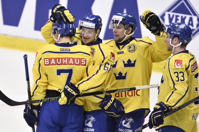 Hokejisti Švédska sa tešia po strelení gólu na 3:1 v zápase Euro Hockey Tour Švédsko - Rusko vo švédskom Södertälje
