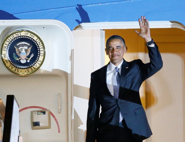 Americký prezident Barack Obama máva po vystúpení z Air Force One na letisku Stanstead pri Londýne