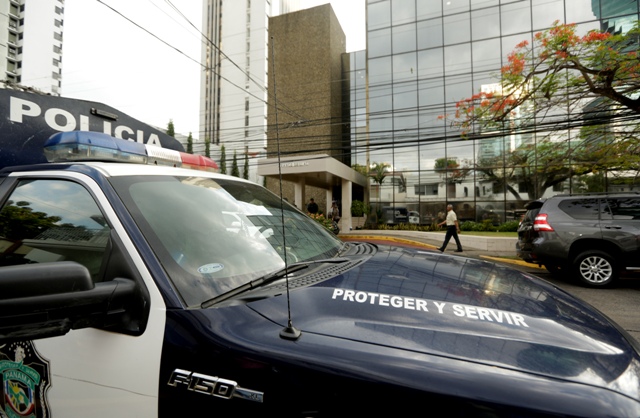 Policajné auto stojí pred budovou právnickej firmy Mossack Fonseca