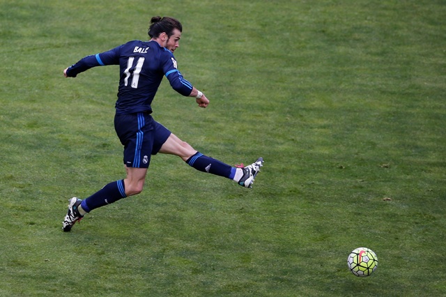Futbalista Realu Madrid Gareth Bale strieľa víťazný gól na 3:2 v zápase najvyššej španielskej ligy Rayo Vallecano - Real Madrid