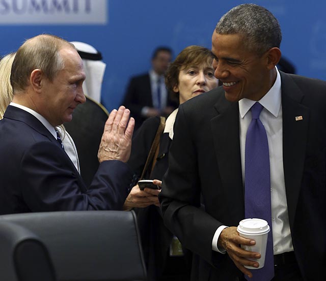 Na snímke vľavo ruský prezident Vladimir Putina a vpravo americký prezident Barack Obama
