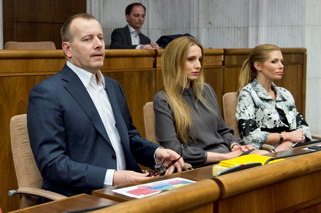Na snímke poslanci NR SR zľava Boris Kollár, Adriana Pčolinská a Petra Krištúfková (Sme rodina)