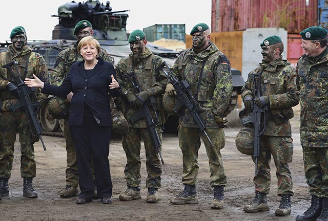 Nemecká kancelárka Angela Merkelová pózuje s vojakmi
