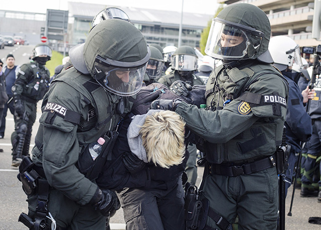 policajti ľavicový demonštrant zatknutie protestné zhromaždenie v Štuttgarte