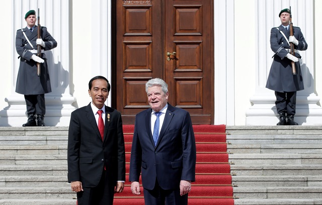 Na snímke vpravo nemecký prezident Joachim Gauck a vľavo indonézsky prezident Joko Widodo 
