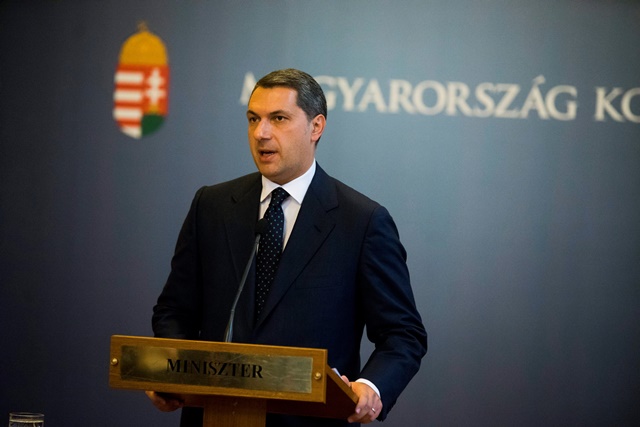 Na snímke minister riadiaci úrad maďarskej vlády János Lázá