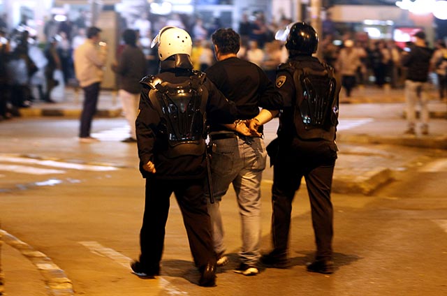  Policajti odvážajú protestujúceho v macedónskom meste Skopje