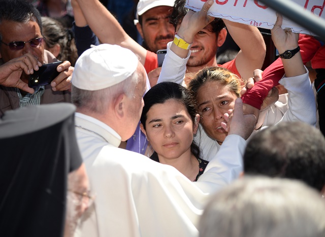 Na snímke pápež František na gréckom ostrove Lesbos, kde sa stretol s čakateľmi na azyl