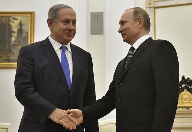 Na snímke vpravo ruský prezident Vladimir Putin, vľavo izraelský premiér Benjamin Natanjahu