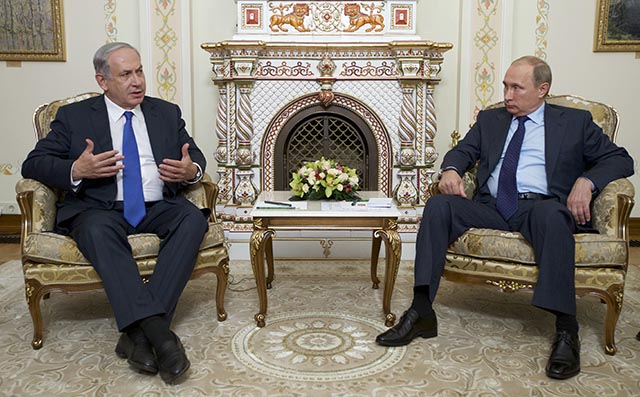 Na snímke vpravo ruský prezident Vladimir Putin a vľavo izraelský premiér Benjamin Netanjahu